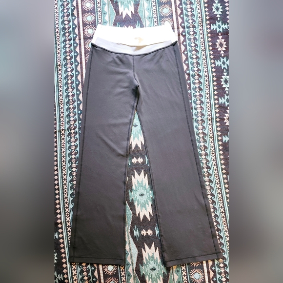 Lululemon Astro Pant (Regular). Size 8. Very soft. Gray - Picture 3 of 14